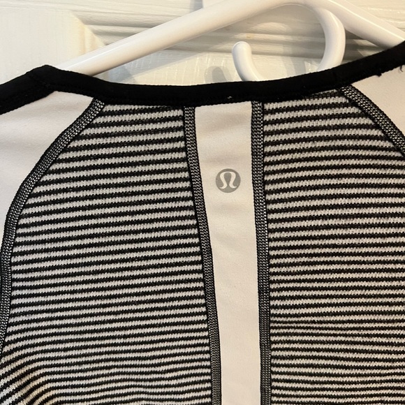 Lululemon Runder Under Long Sleeve Black
& White Striped Reversible Shirt - Picture 3 of 4